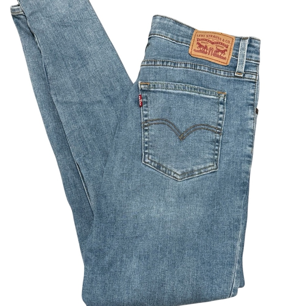 Levi's Women’s Light Wash Distressed Classic Jeans | 12